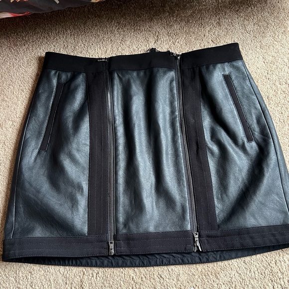 BCBG leather zipper Roxy skirt NWTs. Sz large - Picture 2 of 4